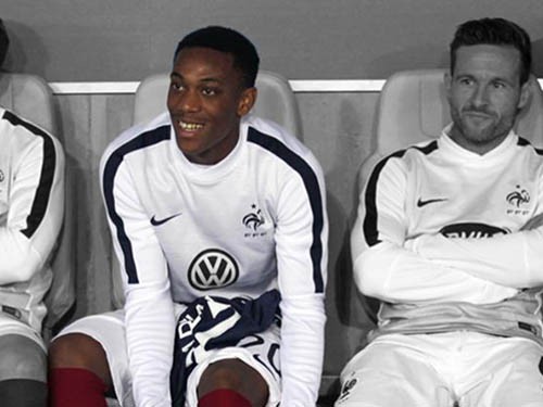 Ashley Young: Martial không cần học tiếng Anh!