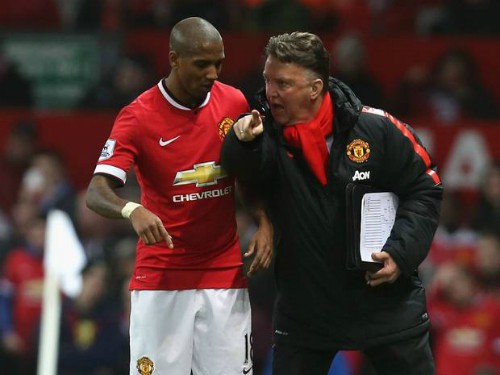 Ashley Young: “Tôi thừa sức đá thay Rooney”