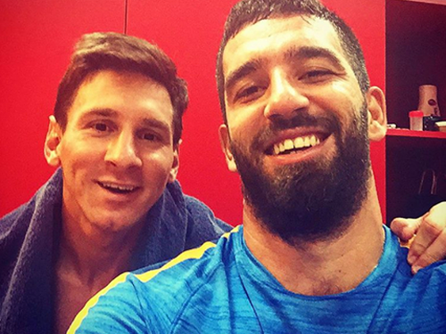 Turan chúc mừng Messi lên chức bố