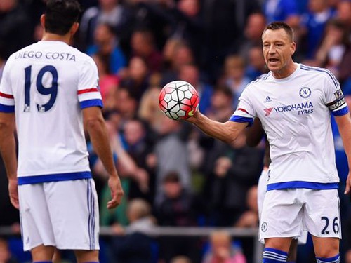 Costa choảng Terry trên sân tập