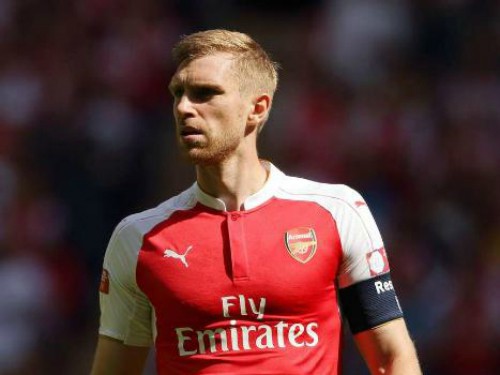 Mertesacker tri ân CĐV xấu số