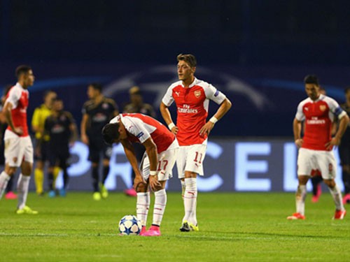 Dinamo Zagreb 2-1 Arsenal: Giroud lĩnh thẻ đỏ, pháo thủ phơi áo trên đất khách