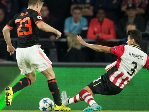 Hector Moreno “đốn” gãy giò Luke Shaw: “Trọng tài mắc lỗi nặng”