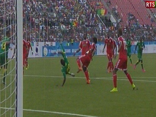 Nổ tung cầu trường với pha làm bàn đậm chất game của cầu thủ U23 Senegal
