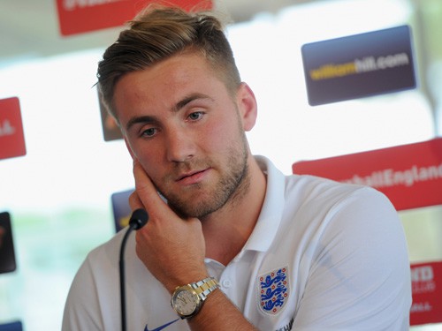 Luke Shaw: Chân gãy thì ở nhà tìm… vợ