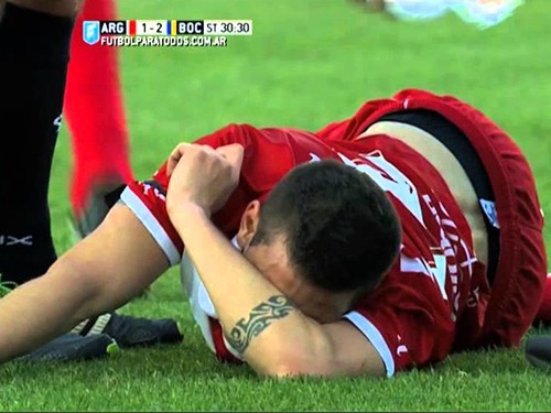 Lạnh gáy với pha kê bóng khiến đối thủ gãy chân của Carlos Tevez