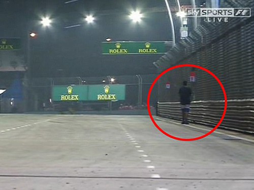 Vettel đăng quang sau cú sốc trên đường đua