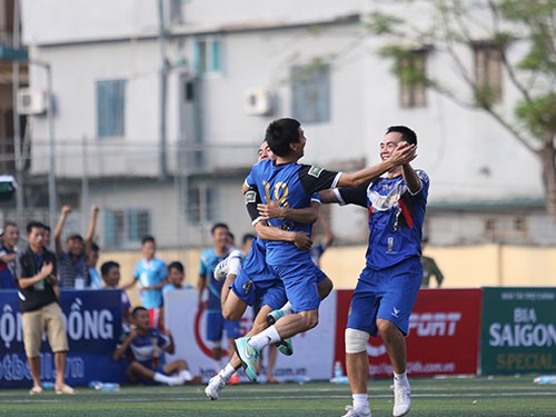 Cường Quốc 1-2 Thành Đồng: Thắng kịch tính, Barca Hà Nội lên ngôi nhì