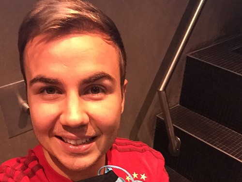 Goetze bán đấu giá giày ủng hộ người tị nạn