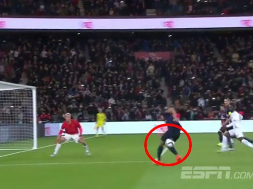 Ibrahimovic ngỡ ngàng trước skill sút bóng có một không hai của Cavani