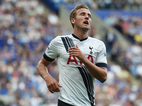 Harry Kane choáng váng sau cú húc đầu vào biển quảng cáo