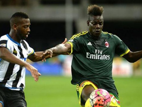 HLV Mihajlovic đá đít Balotelli sau tình huống phô diễn kỹ thuật
