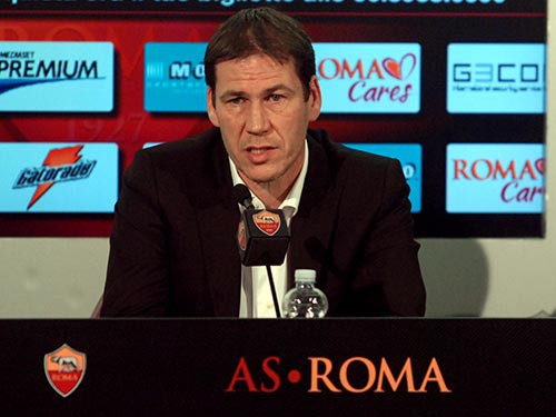 23h00 (26/9), Roma – Carpi: Lửa đốt ghế Garcia