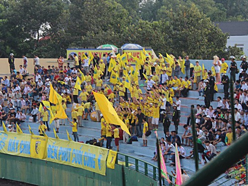 CĐV Hà Nội T&T “làm loạn” trên sân Gò Đậu