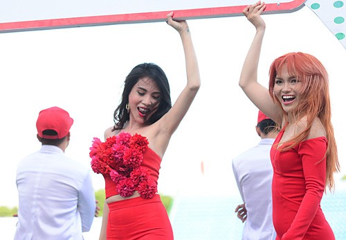Thủy Tiên và nhóm Mắt Ngọc “đốt lửa” sân Gò Đậu