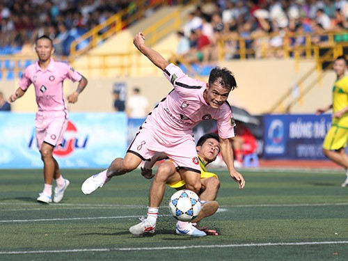 Tin Lớn & AE 0-3 Văn Minh: Sát thủ Hoàn ‘lé’ gieo sầu cho nhà vua