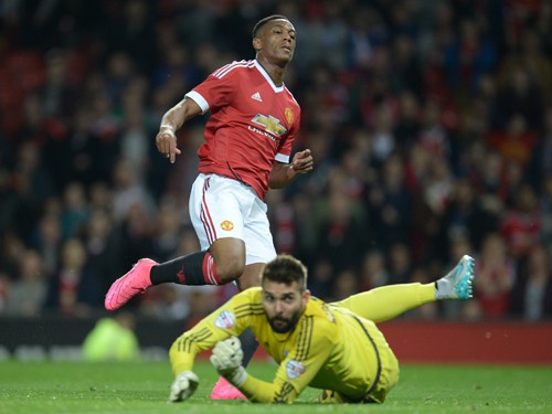 Gary Neville: “Man Utd đang chinh phục Premier League”