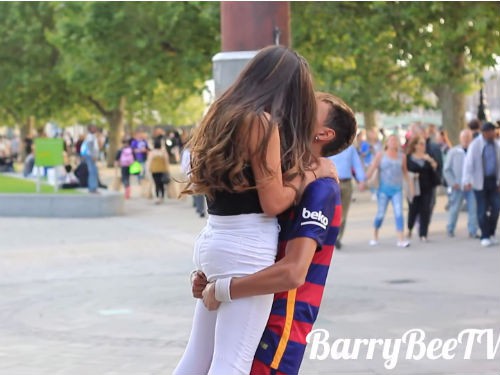 Thanh niên giả danh sao Barca đi cua gái và cái kết bất ngờ