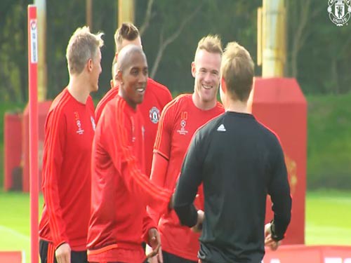 Không khí tập luyện cực vui vẻ của Man Utd