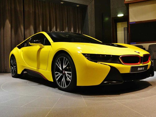 BMW i8 “lột xác”  thành màu vàng