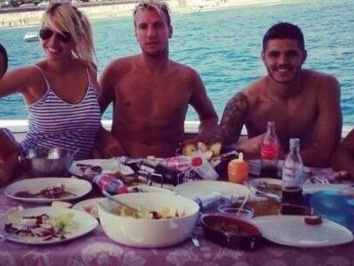 Icardi lại gây chiến với Maxi Lopez