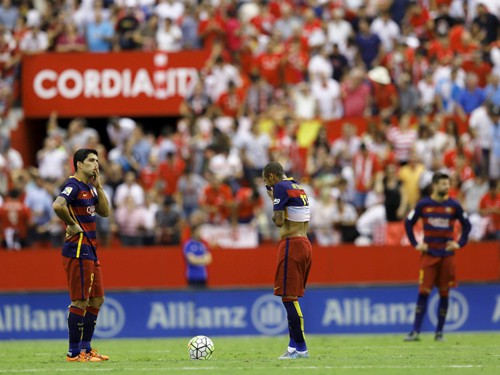 Barca khủng hoảng: Hãy cho Luis Enrique một liều aspirin