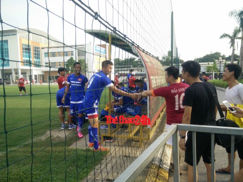 Công Vinh “đụng” Văn Quyến bên lề giải phủi