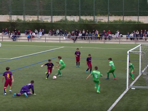 Thế giới phát sốt với bàn thắng của sao nhí lò La Masia