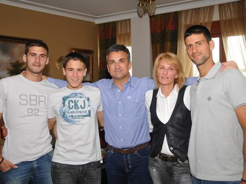 Câu chuyện tennis: “Đôi đũa lệch” Djokovic trên sân đấu