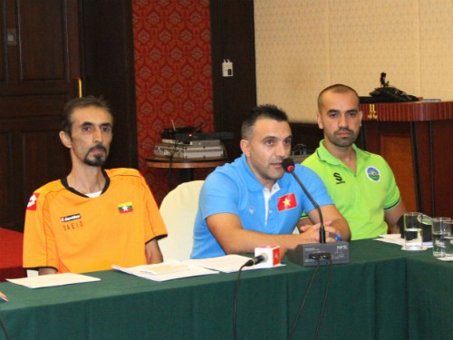 Giải futsal VĐ ĐNÁ 2015: HLV tuyển Việt Nam bị phóng viên Thái Lan “truy kích”