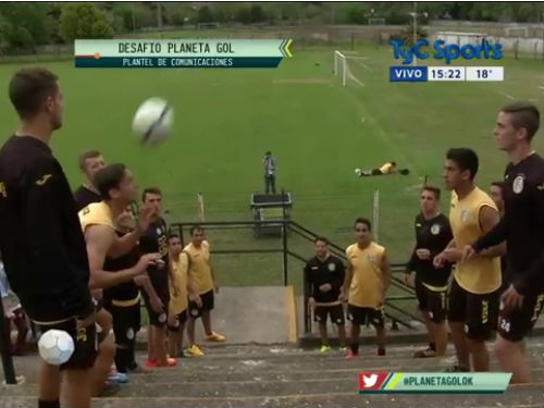 Thế giới sửng sốt với màn chơi bóng bằng đầu của các cầu thủ trẻ Argentina
