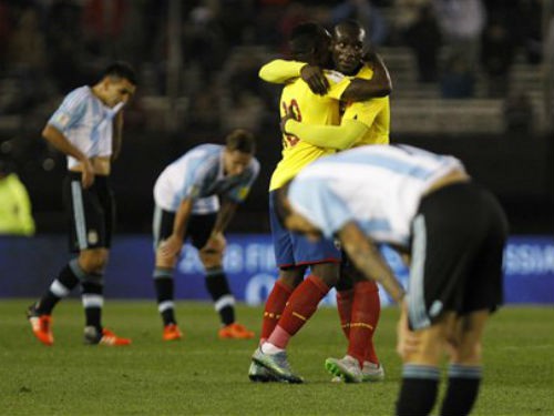 Argentina 0-2 Ecuador: Không Messi, vũ công Tango thua tan nát trên sân nhà