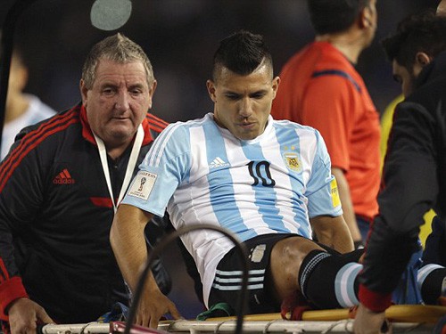 Argentina bại trận, Aguero rơi lệ lên cáng rời sân