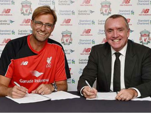HLV Klopp tinh nghịch trong ngày ký hợp đồng với Liverpool