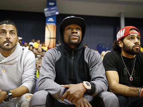 Mayweather bắt đầu “đốt” tiền