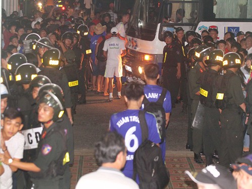 Tổng kết V.League 2015 (Kỳ 9): Khi cờ đầu còn gãy