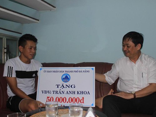 Anh Khoa về nước sau ca mổ: Chi phí không dừng ở 800 triệu