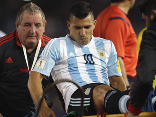 Dính chấn thương, “siêu nhân” Aguero bật khóc