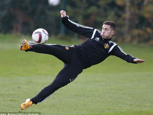Eden Hazard tung người cắt kéo tuyệt đẹp trên sân tập