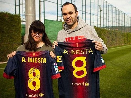 Iniesta bán áo đấu ủng hộ dân tị nạn