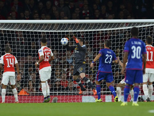 Quyết định mới của UEFA: Trợ lý trọng tài nay được phép… vẫy tay!