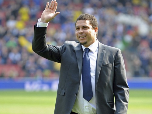 Ronaldo “béo”… xiết nợ Corinthians