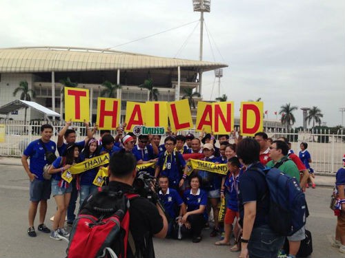 CĐV Thái Lan ‘hô hào’ trước cửa sân Mỹ Đình