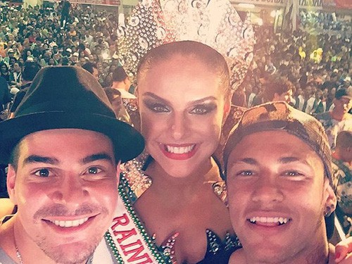 Neymar về quê vui Carnival