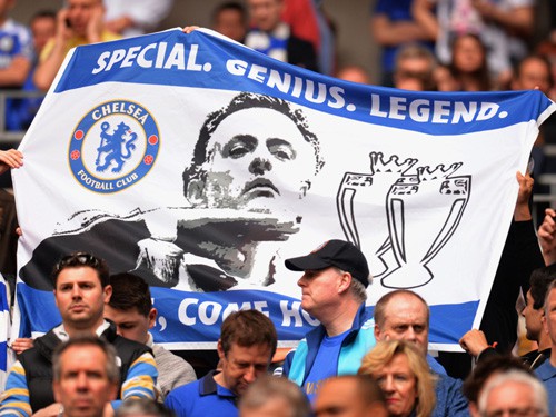 Chelsea sa thải Mourinho là… dại