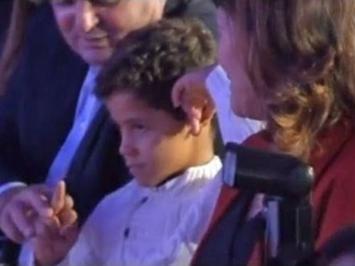 Nhận giải giầy vàng, CR7 bị con trai ‘giơ ngón tay thối’