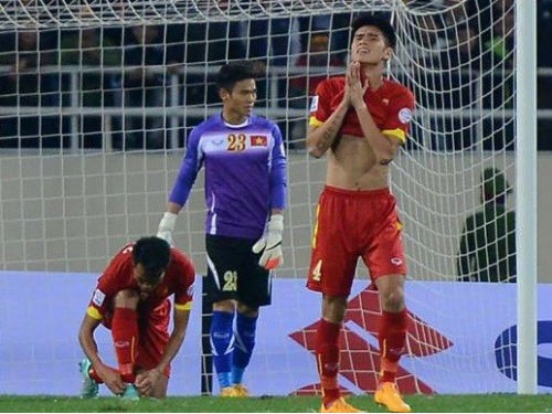 Trung vệ Đinh Tiến Thành phản lưới nhà, khó khăn càng thêm chồng chất