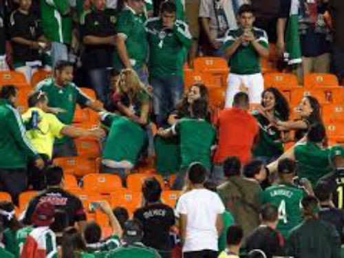 Đụng người Mỹ, CĐV Mexico lao vào choảng nhau trên khán đài