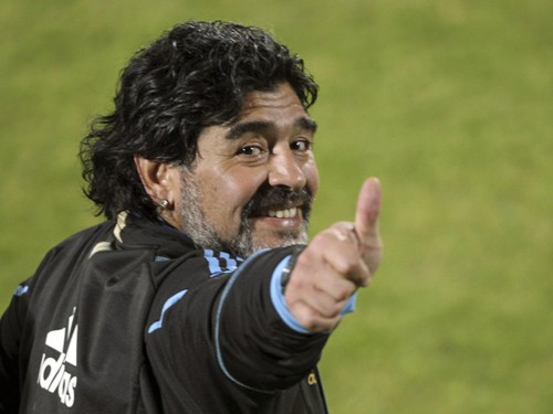 Maradona bỏ bồ trẻ, theo “Búp bê Barbie”