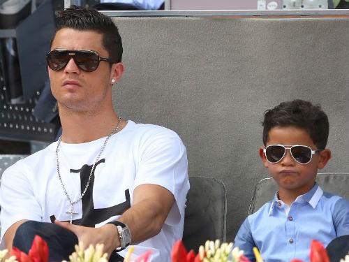Con trai CR7 và những câu hỏi về Messi khiến bà nội lúng túng
